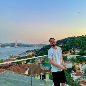 Ege Tanman Instagram - belki ustumuzden bir kus gecer 🕊️