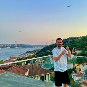 Ege Tanman Instagram - belki ustumuzden bir kus gecer 🕊️