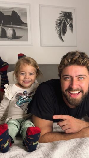 Eike Duarte Instagram - Quem disse que na @tiptopbr não tem presente para os papais? Nas compras acima de R$399,90 você GANHA um kit com 2 pares de meias (adulto e infantil) para usar igualzinho ao papai! Demais né?