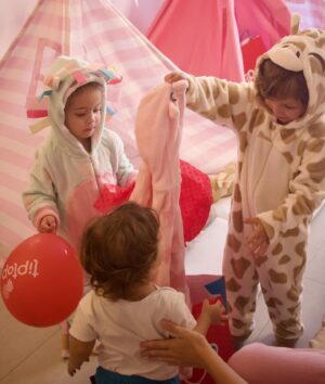 Eike Duarte Instagram - A gente não aguenta tanta fofura… A Pipa @filipavivacqua reuniu suas amiguinhas para uma festa do pijama pra lá de divertida! 

Claro que os Peludinhos deixaram esse momento ainda mais mágico e temático para a bagunça ficar perfeita. 💖🥰

Comenta aí, qual seu peludinho favorito?