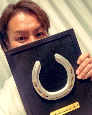 Eiko Kano Instagram - 競馬が好きで、大ファンだった『ビックリシタナモー』ってお馬さんに去年、「湖南馬事センター」って場所に会いにいったんですよ！！そしたら、その代表の吉澤さんが、ビックリシタナモーの蹄鉄をプレゼントしてくれました！こんな大切なもの、僕が持ってて大丈夫かな？って不安もあるけど、ずっと大切にします！！本当にありがとうございます😊また、会いにいきます✨