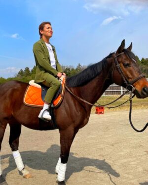 Eiko Kano Instagram - 競馬が好きで、大ファンだった『ビックリシタナモー』ってお馬さんに去年、「湖南馬事センター」って場所に会いにいったんですよ！！そしたら、その代表の吉澤さんが、ビックリシタナモーの蹄鉄をプレゼントしてくれました！こんな大切なもの、僕が持ってて大丈夫かな？って不安もあるけど、ずっと大切にします！！本当にありがとうございます😊また、会いにいきます✨