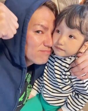 Eiko Kano Instagram - 姪っこーGO！って事で、姪っ子達が遊びに来てました！
姪の「ホタル」が生まれつき『9Pトリソミー』って障害持ってるんですよ。精神遅延、言語発達遅延、骨年齢遅延などの症状があるんだけど、やっと少しだけ歩けたり、僕の事も認識してくれたり、ゆっくりちゃんと成長してる喜び✨あとは、喋れるようになったら嬉しいなぁ。。なかなか珍しい病気で、同じ悩みを持つパパママ友がいないって、親戚も不安になってた。けど、焦らずゆっくり頑張って成長してる姿にいつも感動✨オジサンも頑張ろ💪
