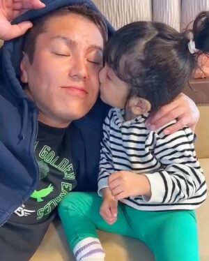 Eiko Kano Instagram - 姪っこーGO！って事で、姪っ子達が遊びに来てました！
姪の「ホタル」が生まれつき『9Pトリソミー』って障害持ってるんですよ。精神遅延、言語発達遅延、骨年齢遅延などの症状があるんだけど、やっと少しだけ歩けたり、僕の事も認識してくれたり、ゆっくりちゃんと成長してる喜び✨あとは、喋れるようになったら嬉しいなぁ。。なかなか珍しい病気で、同じ悩みを持つパパママ友がいないって、親戚も不安になってた。けど、焦らずゆっくり頑張って成長してる姿にいつも感動✨オジサンも頑張ろ💪
