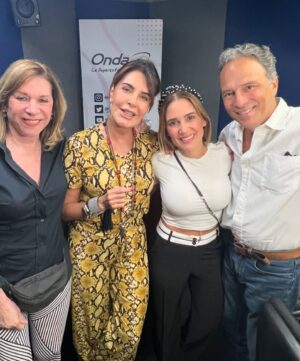 Eileen Abad Instagram - Hoy tuve el honor de pasar un rato ameno y divertido en @circuitoonda con la brillante Kiara @kiara_true y el gran actor Rafa @rafaelromero64 en la sección “Interpretaciones que Marcan” junto a mi última madre de novela mi queridísima y admirada @carlotasosa 

Que bonito recordar anécdotas de proyectos que forman parte de la historia de las grandes producciones Venezolanas junto a grandiosos y admirados compañeros. 

Por cierto el tema de fondo es del guapo y talentoso Juan Manuel @wtfisjaym hijo de mis adorados @carlotasosa y @rafaelromero64 

Pd: Gracias Arihadna, productora de @circuitoonda por la invitación.