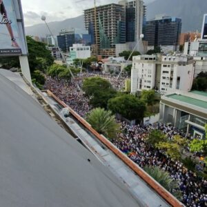 Eileen Abad Instagram - Sopla fuerte SANTO ESPIRITU Sopla fuerte por favor, que VENEZUELA necesita de tu luz y de tu amor, Sopla fuerte y saca el miedo que no deja ver el sol, que esta PATRIA sea cristiana y en el centro esté el SEÑOR, Sopla fuerte, danos fuerza, que podamos trabajar Unidos como hermanos con valores de verdad Sopla fuerte te rogamos, que el amor llegue a triunfar, y VENEZUELA se libere de la oscuridad. 🇻🇪🙏🏻🌎🙌