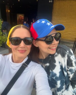 Eileen Abad Instagram - Sopla fuerte SANTO ESPIRITU Sopla fuerte por favor, que VENEZUELA necesita de tu luz y de tu amor, Sopla fuerte y saca el miedo que no deja ver el sol, que esta PATRIA sea cristiana y en el centro esté el SEÑOR, Sopla fuerte, danos fuerza, que podamos trabajar Unidos como hermanos con valores de verdad Sopla fuerte te rogamos, que el amor llegue a triunfar, y VENEZUELA se libere de la oscuridad. 🇻🇪🙏🏻🌎🙌