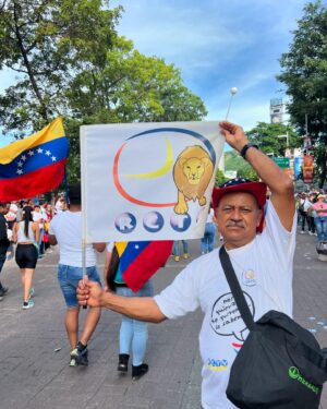 Eileen Abad Instagram - Sopla fuerte SANTO ESPIRITU Sopla fuerte por favor, que VENEZUELA necesita de tu luz y de tu amor, Sopla fuerte y saca el miedo que no deja ver el sol, que esta PATRIA sea cristiana y en el centro esté el SEÑOR, Sopla fuerte, danos fuerza, que podamos trabajar Unidos como hermanos con valores de verdad Sopla fuerte te rogamos, que el amor llegue a triunfar, y VENEZUELA se libere de la oscuridad. 🇻🇪🙏🏻🌎🙌