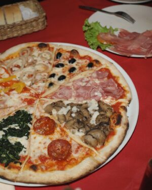 Eisaya Hosuwan Instagram - 🍕✨