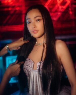 Eisaya Hosuwan Instagram - 🖤✨
