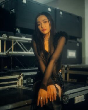 Eisaya Hosuwan Instagram - 🖤✨