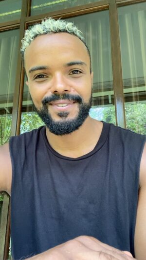 Eka Darville Instagram - Mi Familia 🙏🏾 today I’m starting what I feel is a much needed conversation about #freespeech and why it’s more important then ever to stand up for the voices of those we DON’T agree with. 
In the coming weeks and months you are going to see a lot more of me. I’ve been offline wrestling with how to engage with social media in a way that’s authentic to me, so THANK YOU for sticking with me! Moving forward I’m going to be using this channel to communicate my personal views on a number of controversial topics that many will find triggering, so I want the bedrock of this ongoing exploration to be mutual #respect curiosity and and an unwavering commitment to free speech.

I’m personally tired of being told to #staysafe so, #Stayfree my people! 🔉❤️👁✊🏾