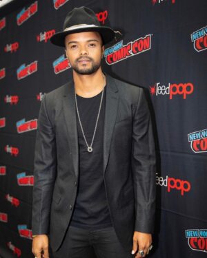 Eka Darville Instagram - Thank you @comicconnyc and @cbsallaccess season two of #tellmeastory streaming Dec 5 🖤🌹