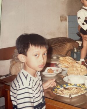 Eka Gustiwana Instagram - Ma, Pa, aku udah berevolusi jadi manusia dewasa seutuhnya. Bukan bocil lagi, bukan remaja lagi, udah menghadapi semuanya sendiri. Maaf aku merepotkan sejak kecil. Tidak semua orang bisa menikmati keluarga yang sempurna, tak terkecuali aku, tapi buatku ini keluarga yang paling sempurna. Semoga aku jadi anak yang memberi senyum dan damai sejahtera di hari tua mama dan papa 🤗