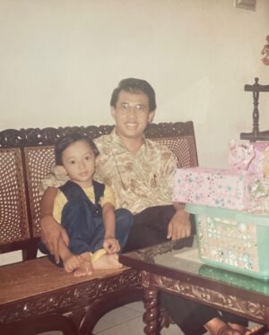 Eka Gustiwana Instagram - Ma, Pa, aku udah berevolusi jadi manusia dewasa seutuhnya. Bukan bocil lagi, bukan remaja lagi, udah menghadapi semuanya sendiri. Maaf aku merepotkan sejak kecil. Tidak semua orang bisa menikmati keluarga yang sempurna, tak terkecuali aku, tapi buatku ini keluarga yang paling sempurna. Semoga aku jadi anak yang memberi senyum dan damai sejahtera di hari tua mama dan papa 🤗