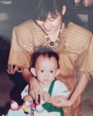Eka Gustiwana Instagram - Ma, Pa, aku udah berevolusi jadi manusia dewasa seutuhnya. Bukan bocil lagi, bukan remaja lagi, udah menghadapi semuanya sendiri. Maaf aku merepotkan sejak kecil. Tidak semua orang bisa menikmati keluarga yang sempurna, tak terkecuali aku, tapi buatku ini keluarga yang paling sempurna. Semoga aku jadi anak yang memberi senyum dan damai sejahtera di hari tua mama dan papa 🤗