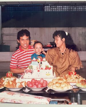 Eka Gustiwana Instagram - Ma, Pa, aku udah berevolusi jadi manusia dewasa seutuhnya. Bukan bocil lagi, bukan remaja lagi, udah menghadapi semuanya sendiri. Maaf aku merepotkan sejak kecil. Tidak semua orang bisa menikmati keluarga yang sempurna, tak terkecuali aku, tapi buatku ini keluarga yang paling sempurna. Semoga aku jadi anak yang memberi senyum dan damai sejahtera di hari tua mama dan papa 🤗
