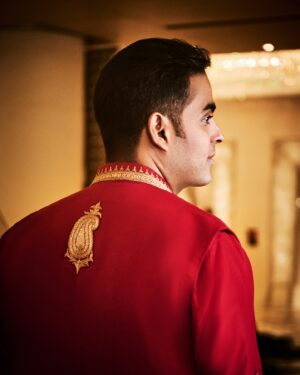 Eka Lakhani Instagram - #AkashAmbani in custom @shantanugoenkaofficial Coral red silk bundi intricately embroidered with centuries old Kashmiri technique of tilla embroidery.

#StyledbyEka
Style team @shivani.saboo @itsfatimabaluch @team___e
Hair @aalimhakim
📸: @signe_vilstrup
