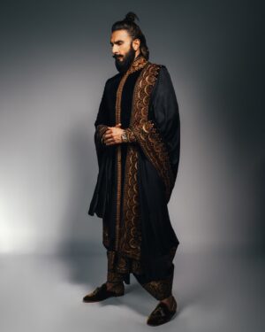 Eka Lakhani Instagram - Arrived! ⚡️ @ranveersingh 

Wearing a custom @taruntahiliani
Footwear @louboutinworld

#StyledByEka 
Style Team @itsfatimabaluch 
@styledbyradhikadhanuka
@team___e
Dress Team @harikrishgk1 @farhaansari9987 @ayaanansari18683
Hair @aalimhakim @mustaqeem_salmani
Makeup @mahadevanaik08
Photographed by @bharat_rawail
Managed by @aarti1980

#RanveerSingh #AmbaniWedding #TarunTahiliani #ARwedding #TeamE