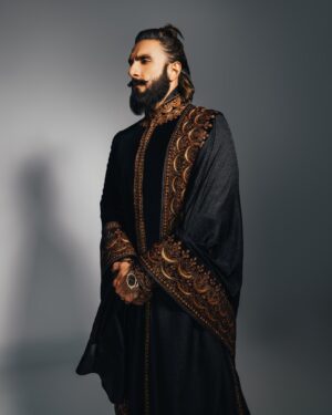 Eka Lakhani Instagram - Arrived! ⚡️ @ranveersingh 

Wearing a custom @taruntahiliani
Footwear @louboutinworld

#StyledByEka 
Style Team @itsfatimabaluch 
@styledbyradhikadhanuka
@team___e
Dress Team @harikrishgk1 @farhaansari9987 @ayaanansari18683
Hair @aalimhakim @mustaqeem_salmani
Makeup @mahadevanaik08
Photographed by @bharat_rawail
Managed by @aarti1980

#RanveerSingh #AmbaniWedding #TarunTahiliani #ARwedding #TeamE