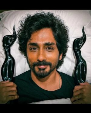 Eka Lakhani Instagram - Congratulations @worldofsiddharth!! 
Winner of 7 Filmfare Awards! #CHITHHA

Wearing @osmanabdulrazak 
#StyledByEka