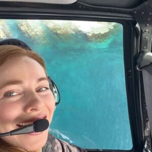 Ekaterina Guseva Instagram - Японское море. Остров Шкота расположен к югу от острова Русский, рядом с Владивостоком. Два острова разделяет мелководный пролив, который можно пройти вброд.
Шкота — небольшой остров, его площадь меньше 2,5 км. Остров назвали в честь капитана Николая Шкота (1828–1870), который руководил начальным этапом застройки Владивостока. Побывали в этих заповедных местах благодаря гастролям театра Моссовета! #ЕкатеринаГусева