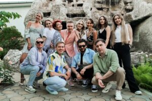 Ekaterina Morgunova Instagram - 7 июня нашей семье исполнилось 10 лет) Мы с кайфом отметили)) 🥳🤗 И вот, дождались фоток, поэтому ожидается небывалая активность в моей ленте))) Листайте карусель))
Итак, благодарности пост!)) Спасибо всем, кто был  с нами в наш праздник, потому что вы и есть праздник!))) Отдельная благодарность @amuratov за то, что сохранил за эти 10 лет в себе и на себе «марджанджу» (костюм по-прежнему сидит безупречно!🤣), и провёл нам сногсшибательную выездную церемонию))) Так же отдельное спасибо моему мужу, который ради нашей «Розовой свадьбы», на день кардинально сменил имидж.. отрастил усы, которые ему совершенно не идут, нашёл очки, которые никому совершенно не идут , нашёл в Пятигорске такое количество розовой одежды, и арендовал пони))) Короче, самый лучший муж, самые лучшие гости, самый лучший Пятигорск, самые лучшие воспоминания об этом дне!))🤗🤗🤗❤️❤️❤️
P.S.: спасибо, Василиса, что быстро и красиво оформила нам нашу розовую радость)))🌸🌸🌸🤗@laboratory_dekor 
#моргунидзе10лет #розоваясвадьба #моргунидзе #пятигорск #семья #любовь #дружба #кайф