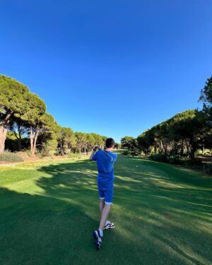 Ekaterina Skulkina Instagram - ⛳️ «Гольф – простая игра, только играть в неё трудно»☺️
Это было оооч захватывающе и интересно!
Я даже сама не ожидала, что будет так круто! 🏌🏼‍♀️
Сын тоже в восторге, и у него отлично получалось!🔥 (он на третьей фотографии)
Учитель наш - @ertugrulgozegu супер профессионал! 😎Сказал, что «You have great talent and potential that needs to be developed!» и подарил нам lucky ball. 
Эртугрул, спасибо большое! Надеюсь, что мы были хорошими учениками☺️ и сертификат не за горами🤩
А ещё «we sincerely wish you victories in all tournaments in which you participate»🪄✨