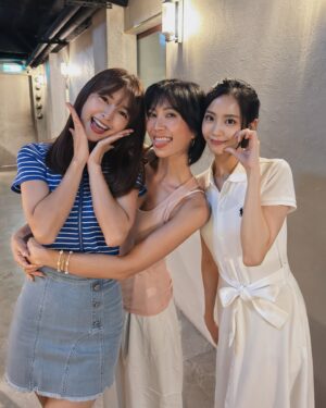 Elaine Ho Instagram - 猜猜我們認識幾年了(´˘`๑) ♡

女團人生是我們的起點
現在也在各自領域中努力著
今晚的聚會讓我彷彿回到了
當年還是小女孩的我們

多了些歲月痕跡、多了點智慧
始終勇敢闖蕩、無所畏懼♥︎ 

@molly_chiang @linleah529