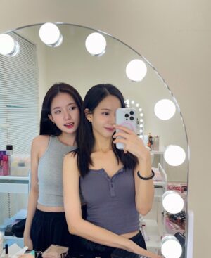 Elaine Ho Instagram - 有這樣的妹妹你幾點回家？

🎉IG留言抽獎！我要送在澳洲買的伴手禮給你們🥰
今晚10點抽出6位幸運兒🩷