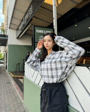 Elaine Ho Instagram - 來澳洲避暑🦘

outfit/ @bello_taiwan (襯衫 裙子）
bag/ @samo_ondoh.tw @samo_ondoh
