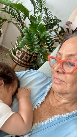 Elba Escobar Instagram - Como disfrutamos las abuelas Venezolanas cuando se nos quedan durmiendo los nietos en el pecho mientras le cantas La vaca Mariposa