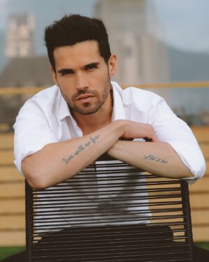 Eleazar Gómez Instagram - Be yourself . 

Foto : @jorge_pv 
Styling : @enricobompani