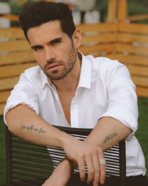 Eleazar Gómez Instagram - Be yourself . 

Foto : @jorge_pv 
Styling : @enricobompani