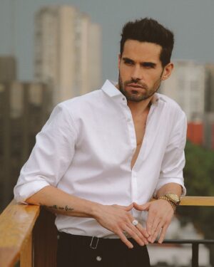 Eleazar Gómez Instagram - Be yourself . 

Foto : @jorge_pv 
Styling : @enricobompani