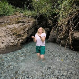 Elena Di Cioccio Instagram - .
.
.
#Cina2024 dammi uno specchio di acqua  ghiacciata in mezzo alla montagna ed é subito laguna blu! 

Costume non pervenuto.  @lovable_official invece sì 💜❤️💙.