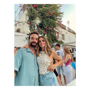 Elena Furiase Instagram - V E R A N O de madera, rama y mar 🌴🛖☀️

1. Mi @gonzalos.g de mi ❤️
2. El campo 🌾
3. Amor de hermanos 
4. Cabaña 
5. Mi familia 🪸 
6. Amor en otra cabaña 
7. Por Rafaella❤️❤️❤️
8. Con Noah, el incansable, en otra cabaña 😂🛖
9. El mediterráneo…
10. El amor y las buganvillas 🌺
11. Yo siendo otra sombrilla. 
12. Más mediterráneo 
13. “La cueva de los piratas” 🏴‍☠️ 
14. Más familia @nachosiierrra @guillefuri , “tatita” y Noah. 
15. Yo feliz! 
16. Los rizos de mi niña Nala🧡

Gracias a Dios 🙏🏽 aún queda verano!!! 
Afortunada y agradecida!!🌺🥰 
¡¡Bendiciones para ti también!!