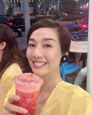 Elena Kong Mei-Yee Instagram - 咁熱，有杯西瓜汁飲吓係爽嘅！😋🤪🍉

#江美儀 #江美人 #新加坡