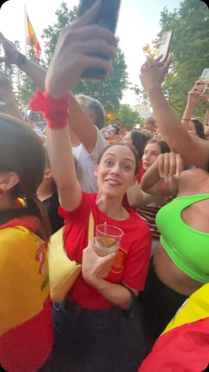 Elena Rivera Instagram - Hoy tocaba celebrar con los campeones y toda la gente ❤️💛❤️