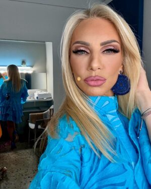 Elena Tsavalia Instagram - Τα φιλιά μας από το Δελφινάριο! 💋
Σας περιμένουμε!
20 χρόνια Δελφινάριο 🎉🎉🎉🎉
Τηλ. κρατήσεων 210-4176404 ή στο  more. com ❤️

#theatre #summer #summernights #actress #laugh #saturdaynight #seferlisteam #kiss