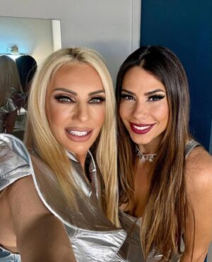 Elena Tsavalia Instagram - Τσαβαλιά …στο τετράγωνο ! 😳❤️

#theatre #actresses #summer #summernights #laugh #tonight #seferlisteam
