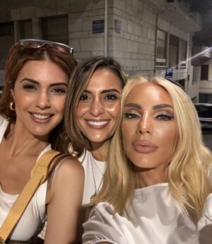 Elena Tsavalia Instagram - Together ❤️
@lolafilippa 🌺
@de_py 🌺

#aboutlastnight #summer #summernight #friends #together #bettertogether #happy #smile