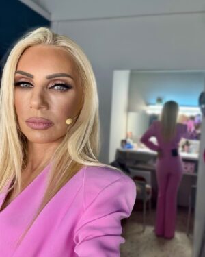Elena Tsavalia Instagram - Τετάρτη - Κυριακή σας περιμένουμε στο πιο τρελό party ….
στο Δελφινάριο !!!!!!!
20 χρόνια !!!!!!!!!!🎉🎉🎉🎉🎉🎉🎉
Τηλ. κρατήσεων 210 - 4176404 ή στο more. com ❤️

#theatre #actress #celebration #laugh #summer #summernights #happy #pink #seferlisteam