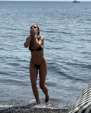 Eleni Foureira Instagram - Feeling like the next Bond girl .. 🔫 😂