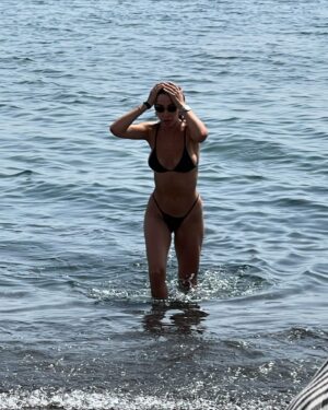 Eleni Foureira Instagram - Feeling like the next Bond girl .. 🔫 😂
