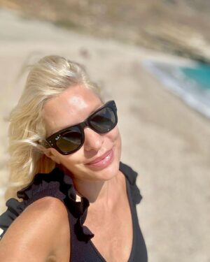 Eleni Menegaki Instagram - Η ευτυχία δεν ανήκει σε αυτούς που έχουν τα πάντα αλλά σε εκείνους που εκτιμούν ότι έχουν ! 
( δεν είναι δικό μου αλλά μου ταιριάζει ) #eleni