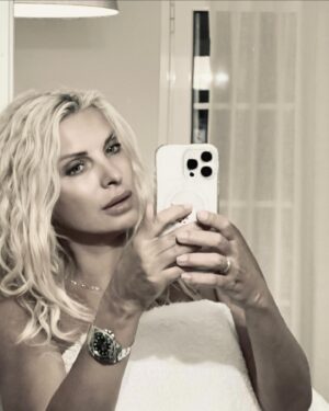Eleni Menegaki Instagram - Μια ασπρόμαυρη στιγμή #eleni