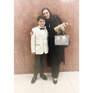 Elham Jafarnezhad Instagram - خدا رو شاکرم بابت ماهی که گذشت
اولین شب ماه رمضان با اتفاقی بی نهایت خاص مبارک شروع شد و بسیار خوشحالم که تونستم مبارک هم تمومش کنم...
مبارک بود چون از دلم و روحم که عاشقانه در این ماه زیست راضی ام و از وجدانم که نسبت به همنوعانش بی تفاوت نبود...
شب تولدم برای حمایت از کودکان کارتن خواب و بیماران اعتیاد به موسسه طلوع بی نشان ها رفتم و در کنار کودکان بهبود یافته بودم،کنار زنان و مردان قهرمانی که تونسته بودند با یاری خداوند و اراده فولادین خودشون به اعتیاد نه بگن و به جامعه برگردند،کودکان مظلوم،دخترای زیبا و پسران شیطونی که حالا می خواستند دوباره کودکی کنند،تعدادی شون در فیلمی به کارگردانی آقای محمد کارت بازی کرده بودند که افتخار تقدیم لوح تقدیرشون رو داشتم.
🌒در قلکی به شکل خانه،با آرزوی اینکه هیچ کارتن خوابی در ایران و هیچ کجا وجود نداشته باشه پول جمع می کردم،با عشق امسال بردم و تقدیم طلوع بی نشان ها کردم...
🌒شبی دیگر با گل پسر نازنین بازیگر خلاق و بسیار باهوش و مهربان محمد شاکری عزیزم که حتما بازی جذابش رو در تاتر الیورتوییست به یاد دارید،برای حمایت از کودکان مبتلا به بیماری دیستروفی رفتیم،تا بهشون بگیم در کنارشون هستیم 
امیدوارم با کمک هایی که اون شب جمع شد بتونن موسسه ای رو مخصوص این بیماران به زودی تاسیس کنند...محمد عزیزم با وجود سن کمش روح بزرگی داره و خودش داوطلبانه برای کمک همراهم آمد...محمد جانم ازت یک دنیا ممنونم بخاطر مهربونیت و بخاطر کادوی تولدی که برام آوردی،خیلی برام ارزشمنده❤
🌒با یاری خداوند مهربان دو روز و دو شب با کمک فرشتگان مهربان تونستیم صد و ده بشقاب مهربانی آماده کنیم و نصفه شب ها بین رفتگران شهرمون تهران پخش کنیم...وااااااای که چه حس و حال زیبایی بود و لبخندشون تمام خستگی هامو در کرد...رفتار تک تک اشون پر از درس بود...چقدر چقدر چقدر آدم حسابی بودند،چقدر انسان،چقدر چشم و دل سیر...
🌟🌟🌟خیلی هاشون اگر سیر بودند یا غذا داشتند تشکر می کردند اما نمی گرفتند و می گفتند غذا داریم...یعنی آدم واقعا حیرت می کرد از اون همه بی نیازی و چشم و دل سیری...
💫عید رو به همه اتون تبریک می گم،امیدوارم ماهتون عاشقانه و پر مهر گذشته باشه و اگر خودتون هم مهر دریافت نکردید،تونسته باشید با دلی دریایی به همنوعانتون مهر بورزید...باشد که کائنات هزاران هزار برابر خیر،برکت و عشق بهتون برگردونه.
💌#ماه_عسل #ماه_عشق #ماه_رمضان #ماه_مهربانی #ماه_خرداد #مبارک 
#عشق #مهربانی #کودکان_کارتن_خواب 
#بیماران_اعتیاد #رفتگران #چشم_و_دل_سیر #بیماران_دیستروفی 
#بشقاب_مهربانی