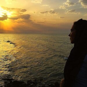 Elham Jafarnezhad Instagram - آدم ها
جهنم دست‌ساز خویش‌اند
بیا در آتش هم بگریزیم
کاش دست ات را می‌گرفتم
از پله تاریخ پایین می‌دویدیم
به ابتدای زمین می‌رسیدیم
آنجا که در گِل آدمی
گل رازقی می‌رویید

کاش نبض‌ات را می‌گرفتم و منتشر می‌کردم
تا دنیا به حال طبیعی‌اش برگردد

آدم‌ها جهنم دست‌ساز خویش‌اند
باید بروم نامم را
در ردیف عقاب‌ها، ببرها، و شب‌پره‌ها بنویسم
در آلبوم قدیمی سارها مسکن کنم
آدم‌ها
جز در کنار تو، هیچ تصویری ندارند

#شمس_لنگرودی

کاش نبضت را می گرفتم و منتشر 
می کردم
#الهام_جعفرنژاد 
#آسمان_تو_چه_رنگ_است_امروز؟