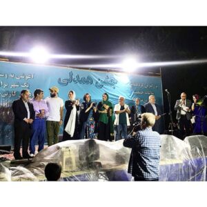 Elham Jafarnezhad Instagram - خدا رو شاکرم بابت ماهی که گذشت
اولین شب ماه رمضان با اتفاقی بی نهایت خاص مبارک شروع شد و بسیار خوشحالم که تونستم مبارک هم تمومش کنم...
مبارک بود چون از دلم و روحم که عاشقانه در این ماه زیست راضی ام و از وجدانم که نسبت به همنوعانش بی تفاوت نبود...
شب تولدم برای حمایت از کودکان کارتن خواب و بیماران اعتیاد به موسسه طلوع بی نشان ها رفتم و در کنار کودکان بهبود یافته بودم،کنار زنان و مردان قهرمانی که تونسته بودند با یاری خداوند و اراده فولادین خودشون به اعتیاد نه بگن و به جامعه برگردند،کودکان مظلوم،دخترای زیبا و پسران شیطونی که حالا می خواستند دوباره کودکی کنند،تعدادی شون در فیلمی به کارگردانی آقای محمد کارت بازی کرده بودند که افتخار تقدیم لوح تقدیرشون رو داشتم.
🌒در قلکی به شکل خانه،با آرزوی اینکه هیچ کارتن خوابی در ایران و هیچ کجا وجود نداشته باشه پول جمع می کردم،با عشق امسال بردم و تقدیم طلوع بی نشان ها کردم...
🌒شبی دیگر با گل پسر نازنین بازیگر خلاق و بسیار باهوش و مهربان محمد شاکری عزیزم که حتما بازی جذابش رو در تاتر الیورتوییست به یاد دارید،برای حمایت از کودکان مبتلا به بیماری دیستروفی رفتیم،تا بهشون بگیم در کنارشون هستیم 
امیدوارم با کمک هایی که اون شب جمع شد بتونن موسسه ای رو مخصوص این بیماران به زودی تاسیس کنند...محمد عزیزم با وجود سن کمش روح بزرگی داره و خودش داوطلبانه برای کمک همراهم آمد...محمد جانم ازت یک دنیا ممنونم بخاطر مهربونیت و بخاطر کادوی تولدی که برام آوردی،خیلی برام ارزشمنده❤
🌒با یاری خداوند مهربان دو روز و دو شب با کمک فرشتگان مهربان تونستیم صد و ده بشقاب مهربانی آماده کنیم و نصفه شب ها بین رفتگران شهرمون تهران پخش کنیم...وااااااای که چه حس و حال زیبایی بود و لبخندشون تمام خستگی هامو در کرد...رفتار تک تک اشون پر از درس بود...چقدر چقدر چقدر آدم حسابی بودند،چقدر انسان،چقدر چشم و دل سیر...
🌟🌟🌟خیلی هاشون اگر سیر بودند یا غذا داشتند تشکر می کردند اما نمی گرفتند و می گفتند غذا داریم...یعنی آدم واقعا حیرت می کرد از اون همه بی نیازی و چشم و دل سیری...
💫عید رو به همه اتون تبریک می گم،امیدوارم ماهتون عاشقانه و پر مهر گذشته باشه و اگر خودتون هم مهر دریافت نکردید،تونسته باشید با دلی دریایی به همنوعانتون مهر بورزید...باشد که کائنات هزاران هزار برابر خیر،برکت و عشق بهتون برگردونه.
💌#ماه_عسل #ماه_عشق #ماه_رمضان #ماه_مهربانی #ماه_خرداد #مبارک 
#عشق #مهربانی #کودکان_کارتن_خواب 
#بیماران_اعتیاد #رفتگران #چشم_و_دل_سیر #بیماران_دیستروفی 
#بشقاب_مهربانی
